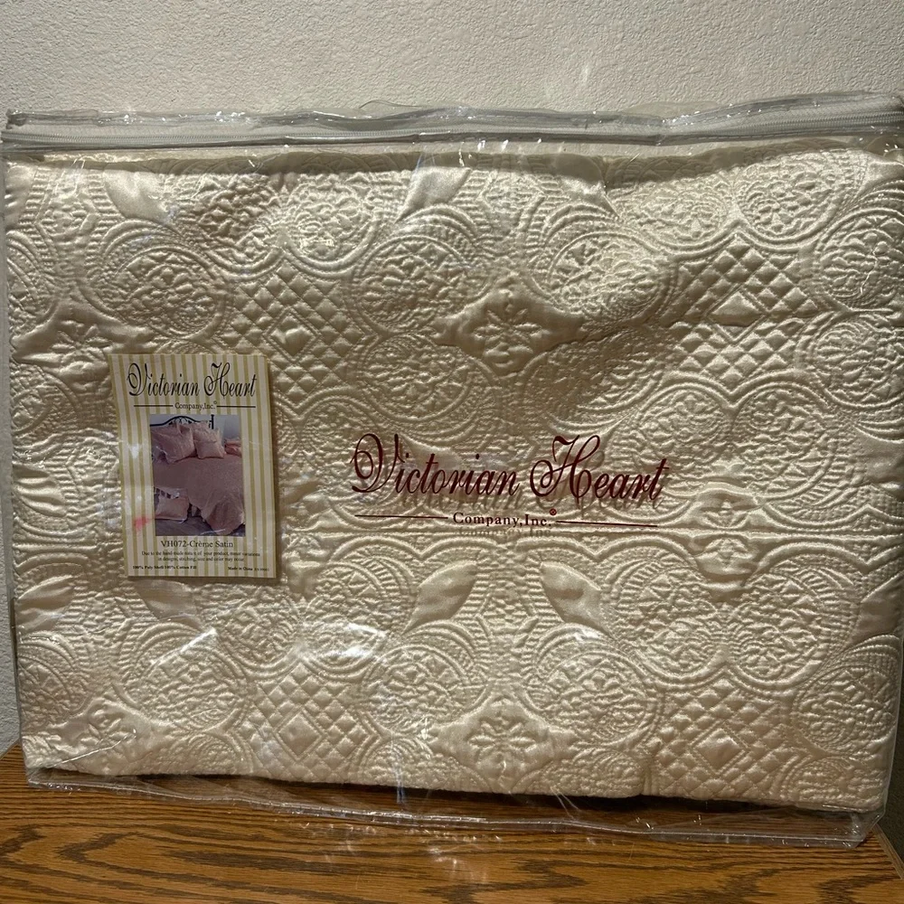 Cream Victorian Heart Twin Bedspread